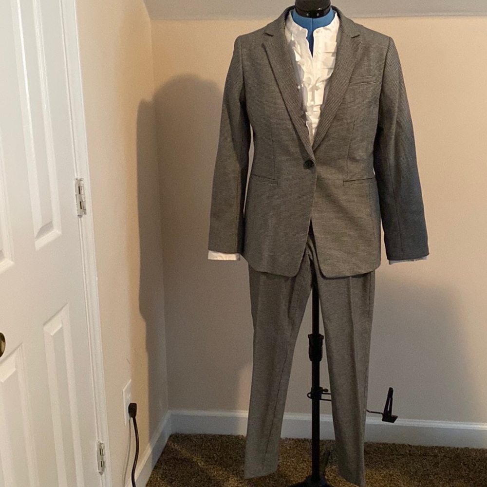 Banana Republic Women’s Suite